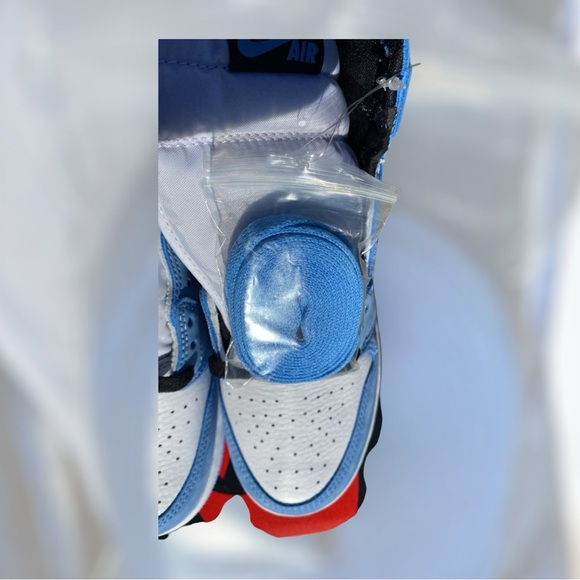 New Jordan 1  Retro UNC Size 7 Y / 8.5 women / 7 Men - Picture 10 of 12